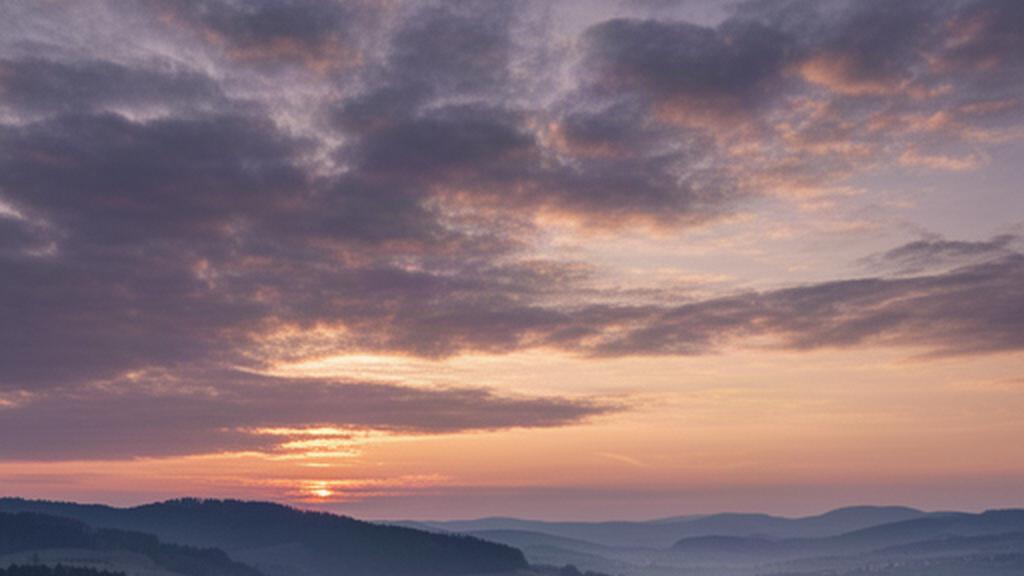 Abendhimmel mit ziehenden Wolken über den Hügeln rund um Deutschlandsberg