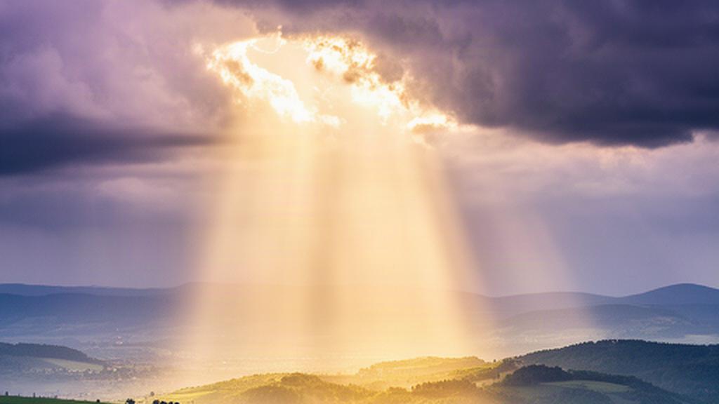 Sonnenlicht fällt nach einem Gewitter auf die Hügel rund um Deutschlandsberg